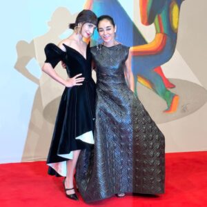 Sheila Vand Instagram - Wow what a magical time premiering #LandofDreams at the Venice Film Festival ❤️🥰❤️ thank you @labiennale !! And congrats to @shirin__neshat and our whole cast and crew I love you guys forever!! 
 
Also felt so glamazon spending this special night in an archival @muglerofficial dress from @aralda.vintage 🖤😭❤️‍🔥styled by the most generous angel my friend @kattypaldos