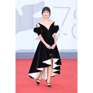 Sheila Vand Instagram - Wow what a magical time premiering #LandofDreams at the Venice Film Festival ❤️🥰❤️ thank you @labiennale !! And congrats to @shirin__neshat and our whole cast and crew I love you guys forever!! 
 
Also felt so glamazon spending this special night in an archival @muglerofficial dress from @aralda.vintage 🖤😭❤️‍🔥styled by the most generous angel my friend @kattypaldos