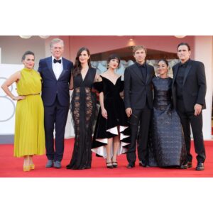 Sheila Vand Instagram - Wow what a magical time premiering #LandofDreams at the Venice Film Festival ❤️🥰❤️ thank you @labiennale !! And congrats to @shirin__neshat and our whole cast and crew I love you guys forever!! 
 
Also felt so glamazon spending this special night in an archival @muglerofficial dress from @aralda.vintage 🖤😭❤️‍🔥styled by the most generous angel my friend @kattypaldos