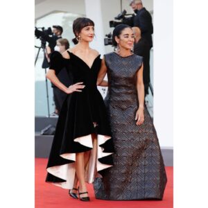 Sheila Vand Instagram - Wow what a magical time premiering #LandofDreams at the Venice Film Festival ❤️🥰❤️ thank you @labiennale !! And congrats to @shirin__neshat and our whole cast and crew I love you guys forever!! 
 
Also felt so glamazon spending this special night in an archival @muglerofficial dress from @aralda.vintage 🖤😭❤️‍🔥styled by the most generous angel my friend @kattypaldos