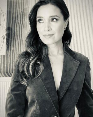 Shelley Conn Instagram - Not every day is like today
Ineffable press junket for @goodomensprime Season 2

Love splash to my craaaazy talented glam team @jessie_hmua @alainpichonhair and @bethfenton_

Thanks to @foundandvision for the pristine suit, vintage Tom Ford for Gucci, @terrydehavilland for the coolest boots and jewellery from @hannah_____martin, vintage Christian Dior bra from stylist @bethfenton_ archive 

Can’t wait for you all to see this season!!! It really is a treat.
Much respect to @neilhimself

#vintage