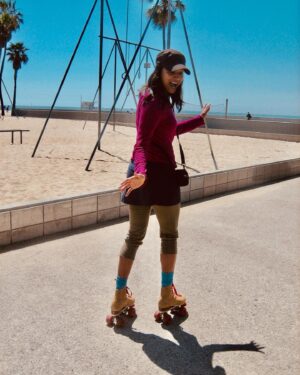 Shelley Conn Instagram - Thought I was late to the @barbie party but turns out I was all set waaaay back in 2009 💖
“Zip-a-de-doo-dah, let’s zip on by” 🛼#rollerskates #barbie