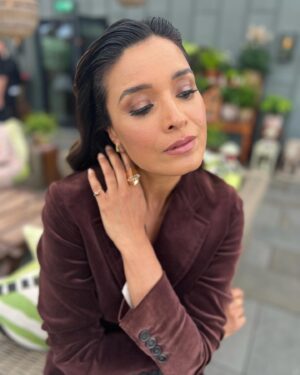 Shelley Conn Instagram - Not every day is like today
Ineffable press junket for @goodomensprime Season 2

Love splash to my craaaazy talented glam team @jessie_hmua @alainpichonhair and @bethfenton_

Thanks to @foundandvision for the pristine suit, vintage Tom Ford for Gucci, @terrydehavilland for the coolest boots and jewellery from @hannah_____martin, vintage Christian Dior bra from stylist @bethfenton_ archive 

Can’t wait for you all to see this season!!! It really is a treat.
Much respect to @neilhimself

#vintage