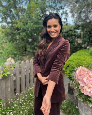 Shelley Conn Instagram - Not every day is like today
Ineffable press junket for @goodomensprime Season 2

Love splash to my craaaazy talented glam team @jessie_hmua @alainpichonhair and @bethfenton_

Thanks to @foundandvision for the pristine suit, vintage Tom Ford for Gucci, @terrydehavilland for the coolest boots and jewellery from @hannah_____martin, vintage Christian Dior bra from stylist @bethfenton_ archive 

Can’t wait for you all to see this season!!! It really is a treat.
Much respect to @neilhimself

#vintage