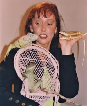Shelley Duvall Instagram - Shelley Duvall with iguanas and lizards behind the scenes of Trevor Rabin’s Something to Hold on To music video, 1989. 🦎 

These charming photos always gain traction on the internet of people labeling the animals as her pets but they were actually owned by Henry Lizardlover, who featured them in the same music video. He posted these images on his Facebook page throughout the years. However, Shelley did own a few lizards herself at one point. 

#shelleyduvall #1980s #celebrity #actress #film #80s #lizards #henrylizardlover #hollywood #trevorrabin #wendytorrance #oliveoyl #theshining #80sfashion #throwback #nostalgia #80saesthetic #80sstyle