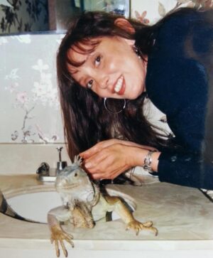 Shelley Duvall Instagram - Shelley Duvall with iguanas and lizards behind the scenes of Trevor Rabin’s Something to Hold on To music video, 1989. 🦎 

These charming photos always gain traction on the internet of people labeling the animals as her pets but they were actually owned by Henry Lizardlover, who featured them in the same music video. He posted these images on his Facebook page throughout the years. However, Shelley did own a few lizards herself at one point. 

#shelleyduvall #1980s #celebrity #actress #film #80s #lizards #henrylizardlover #hollywood #trevorrabin #wendytorrance #oliveoyl #theshining #80sfashion #throwback #nostalgia #80saesthetic #80sstyle