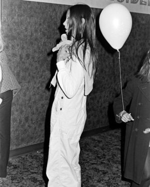 Shelley Duvall Instagram - Shelley Duvall pictured at a party in Hollywood, California celebrating America’s bicentennial (June 1975) ⋆˙⟡♡

#shelleyduvall #1975 #seventies #coolgirl #popculture #cinema #retroaesthetic #seventiesstyle #70sfashion #iconic #inspo #kidcore #actress #celebrity #hollywood  #fanpage #photoarchive #70svintage #groovy #vintage