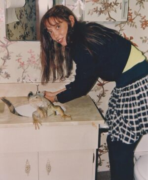 Shelley Duvall Instagram - Shelley Duvall with iguanas and lizards behind the scenes of Trevor Rabin’s Something to Hold on To music video, 1989. 🦎 

These charming photos always gain traction on the internet of people labeling the animals as her pets but they were actually owned by Henry Lizardlover, who featured them in the same music video. He posted these images on his Facebook page throughout the years. However, Shelley did own a few lizards herself at one point. 

#shelleyduvall #1980s #celebrity #actress #film #80s #lizards #henrylizardlover #hollywood #trevorrabin #wendytorrance #oliveoyl #theshining #80sfashion #throwback #nostalgia #80saesthetic #80sstyle