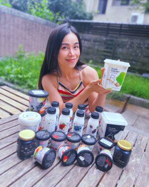 Shennio Lin Instagram - 自從參加健美比賽後，很多人遇到我都會詢問我賽後怎麼維持體態～
必須來分享一下簡單快速備餐窈窕飲食小秘招！

除了固定維持一週至少四次以上的基礎運動與重訓外，“吃對食物”真的很重要！！！健美人對『飲食控制』真的很頭痛，尤其是「增肌」與「減脂」時期，每天我都會吃3-4餐，並且都要吃得足夠的營養量才能調節體態，常常聽到為了減肥只有吃1餐的朋友真的安堆～少量飲食不見得能瘦唷！

現在早上重量訓練之前，有選擇困難症的我對吃什麼早餐很煩惱，想要與大家推薦營養又方便的小秘招，就是使用雪坊優格搭燕麥和水果各種配料，5分鐘內就能完成一道含碳水、低糖、低脂肪，飽足感十足的早餐，快速有效的補充營養與能量，與好朋友們分享我的窈窕備餐內容～
................................................

近期最愛 #純鮮奶無糖優格
｜5 優格：幫助消化、維持消化道機能，金典款優格。
｜6 優格：促進新陳代謝、維持健康，推薦給換季不適的族群。
｜希臘優格：傳統製法濃縮而成的真正希臘優格，口感濃稠、很有飽足感
➤ 100 %高品質純天然鮮乳製作，無添加奶粉和糖
➤不含香料、色素、防腐劑與化學添加物
➤每公克含一億個以上的活性乳酸菌
➤六大優勢益生菌
➤藥廠等級無塵室製作

另外 #法式手工果醬可以和優格搭配
我最常搭配到「藍莓」「桑椹-限量」兩種口味，另外還有其他甚至是限量的口味讓你選擇，訂完就沒有了唷。

做健人鬆餅可搭配 #頂級優格冰淇淋
不得不說冰淇淋真的好好吃💯，而且低脂、無香料、無鮮奶油，口感比較不會膩，家裡直接屯了🍧獨享杯️ 🍧桶裝等等多種口味可以做選擇。

出門補充方便 #優格飲瓶裝
有多樣選擇的口味且攜帶方便，100%純鮮乳優格 果醬，搖一搖即可飲用，同時帶給我一些飽足感。

因為喜歡，所以分享
➰「雪坊精品優格」➰
限時開團6/19-6/28日
免運門檻： $1300 (不分冷凍冷藏)
還有➿滿額贈➿早鳥禮➿活動
價格比官網還甜唷

團購網址：https://gbf.tw/f6tiy
(會放在限時動態精選，無法點選的朋友可以私我拿連結喔！)

早鳥禮-
前15名，滿$1500者 
贈 優格飲*1瓶 或 獨享杯*1杯(視溫層隨貨贈送隨機口味)
 
—滿額禮不可更換、挑選—
「冷藏」 / 「冷藏 冷凍混合」
滿 $2000 送 優格飲*1瓶 (隨機)
滿 $2300 送 優格飲*2瓶 (隨機)
 🔺不累贈

「冷凍」
滿 $2000 送 獨享杯冰淇淋*1杯(隨機)
滿 $2300 送 獨享杯冰淇淋*2杯(隨機)
🔺不累贈
.
.
.
.
.
.
.
#團購 #雪坊精品優格 #雪坊優格團購
#雪坊優格冰淇淋  #雪坊法式手工果醬 
#雪坊優格飲 #純天然無添加 #低脂 #低糖 
#優格控 #開團中 #開團專屬優惠
#雪坊全品項開團優惠 #健身女孩 #芯物分享 #芯開團 
#snowfactory #yogurtbowl
#breakfast #breakfastbowl 
#eathealthy #healthyfood 
#shenniolin #yogurt