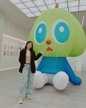Shennio Lin Instagram - 夢想與童趣的無限延伸

這次-Inmanyi漫音-藝術家首台灣個展
以「POP ERA」為命名
帶我們一起體驗美好童貞與浪漫

可愛的蘋果狗-PIN BOO
頭文字D-高橋涼介駕駛的MAZDA RX-7(FD
七龍珠-布瑪騎乘摩特車DARK WARRIOR BULMA 19

藝術家-INMANYI以經典發展繆思延伸創作
作品在不同空間中穿梭
讓我們在接受各種壓力時
得以感受到簡單快樂與緩和舒壓的出口

⬇️⬇️《展覽資訊》
Inmanyi solo exhibition「POP ERA」
展覽日期： 2024 年 5 月 10 日至 6 月 2 日 展覽時間：11:00-17:00（週一公休） 展覽地點：AKA Automotive Arts（台北市內湖區瑞光路 258 巷 33 號） 免費入場
@aka.automotivearts 
@artdecotour 
.
.
.
.
.
.
.
#Inmanyisoloexhibition #artexhibition 
#儀生活 #健身女孩