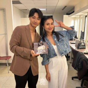 Shennio Lin Instagram - 今晚綜藝大熱門
不知道剛剛大家看到播出了嗎？

當啷！～這次我和我推薦的寶藏歌手-冠瑜 @unique.huang 一起合作，先謝謝他之前還cover 我的歌-道聽塗說，這次的寶藏歌手單元我便想到有這麼一位有在健身又會唱歌的陽光男孩。

我們這次合唱一首「不是男女對唱」的歌，原曲是來自加拿大的創作歌手Tamia Marilyn Washington，經過討論後，覺得這首歌可以表達出男女生雙方的思念之情，很有情調又很多內心戲的一首歌，再者又這麼好的有一個可以合唱的舞台，不能只是原摳英文吧～最後還是在有限的時間裡，也算是順利的將歌詞一部分填上了中文詞，btw 我們兩人都有填詞唷～

經過更改歌曲節奏、詞彙的變化，接下來就是我和冠瑜的練習和配合，畢竟是合唱，比起自己唱，合唱更重要的是能互相配合、互相不會搶到對方又能契合的聲音，我自己的聲線也些微調整，能一起在節目上完成這首歌就好像一起上完一堂健身課？🤣

總之，今晚的綜藝大熱門好看、好笑，現場超歡樂，冠瑜真的是一位很認真、很持續練習、很可愛的寶藏歌手，有多愛你們要看播出與重播唷🫶🏻
.
.
.
.
.
.
.
#綜藝大熱門 #改編歌曲合唱
#男女合唱 #寶藏歌手 #健身女孩
#健身芯生活