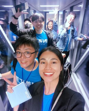 Shennio Lin Instagram - 文長-別具意義的一趟旅程

剛回到家，我才能放聲盡情大哭，在旅程的最後環節我真的很忍耐的不要哭，因為我們應該要開心，我們和所有孩子們、拔拔麻麻、志工們一起完成了2024夢飛行，和孩子們一起完成了朝夢想飛行之旅，也是我與小天使們最近的距離-香港迪士尼之旅。

很想曬每一位小天使們可愛的樣子，我打算小剪輯一下這次紀錄的過程，所以你們不要誤會只有我去迪士尼玩～但在有影片之前我想和大家分享以下🫶🏻⬇️

前往夢想之路之前，需要共同克服許多孩子們要解決的問題，但因為是夢飛行所以孩子家長不孤單，有很多志工們的自願性加入，陪伴一同解決各種難題，都為了讓孩子們能開心乘坐飛往夢想的旅程，

這也是我第一次擔任夢飛行計畫的2024活動大使，也是對我來說意義非凡的旅程，三天的行程有許多印象深刻的畫面，這一次參與的27位小朋友都是我心目中可愛的天使。

行前的準備集結了許多志工的力量，針對每一位孩童會在外面遇到的難題以及不容易，擬出對應的方式，所有的志工朋友們不求回報的付出愛與關懷，和家長保持緊密的聯繫，與小天使們一次一次循序漸進的接觸，了解孩子們的需求，陪伴著孩子們。

在這趟旅途裡，謝謝小天使們與我牽手、給予我回應、和我擊掌、說要牽著我走一段路、跟我說：不要忘記我、跟我說很喜歡我、叫我芯芯姐姐、主動過來擁抱我…..這一切的一切我都會好好的保存著。

每位孩子的笑容是我們最大的寶藏，孩子們能開心，即使這趟旅程拔拔麻麻要面對比平常更多的緊張也甘之如飴，孩子們能盡興是父母心裡最富足的喜悅。

感恩感謝我與孩子們有緣的相遇，感謝協會以及IN志工們給予我的信任與肯定，感謝你們一起送我的禮物，我會好好的收藏著，感恩的心。

2024臺灣夢飛行迪士尼之旅，圓滿順利
感恩感謝所有貢獻付出的每一位🫶🏻

感恩小天使們踏出的腳步
感恩家長們的勇敢與堅強

感恩 社團法人中華信願榮景協會 
感恩 IN義工團每位
@in_volunteer @involunteer_group 
.
.
.
.
.
.
.
#2024夢飛行 #2024夢飛行公益活動大使林芯儀