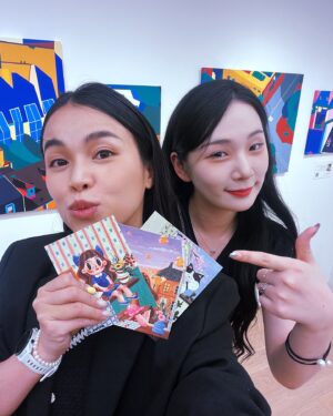 Shennio Lin Instagram - 「韓國色彩K•Color — 韓國新銳藝術家聯展」
藝術交流無國界，藝術家的創作可以往更多世界各地延伸，在今天來到台北的— 寶吉祥藝術中心。

總裁對於藝術收藏很有深度，更廣推藝術要有更多層面，從一樓藏品中展現藝術家創作心境一路往上走到二樓，從心境走入像日常生活的平易近人，與韓國女性藝術家 @parkninaa  @lee_toll  @yuja_602 帶來許多生活與藝術作品的火花，就是當你看到展覽上的藝術畫時會浮現出：「她畫的就是在說我的心境！」「我當時就是這樣的感覺！」

這次藝術聯展從6月22日一路到7月20日，這次還有三位新銳又平易近人的藝術家來到現場，還一睹她們現場的藝術天份，真的很榮幸可以親臨現場與 @somiisung @weitingsu_0321 @imuj1216 一起參與這場藝術饗宴🫶🏻

@ailegallery_official 
.
.
.
.
.
.
.
#寶吉祥藝術中心 #韓國新銳藝術家聯展
#韓國國際藝術聯展 #Kcolor 
#KangSujung #NinaPark #Yuja 
#RyuJoohyun #LeeToll #artexhibition