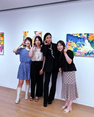 Shennio Lin Instagram - 「韓國色彩K•Color — 韓國新銳藝術家聯展」
藝術交流無國界，藝術家的創作可以往更多世界各地延伸，在今天來到台北的— 寶吉祥藝術中心。

總裁對於藝術收藏很有深度，更廣推藝術要有更多層面，從一樓藏品中展現藝術家創作心境一路往上走到二樓，從心境走入像日常生活的平易近人，與韓國女性藝術家 @parkninaa  @lee_toll  @yuja_602 帶來許多生活與藝術作品的火花，就是當你看到展覽上的藝術畫時會浮現出：「她畫的就是在說我的心境！」「我當時就是這樣的感覺！」

這次藝術聯展從6月22日一路到7月20日，這次還有三位新銳又平易近人的藝術家來到現場，還一睹她們現場的藝術天份，真的很榮幸可以親臨現場與 @somiisung @weitingsu_0321 @imuj1216 一起參與這場藝術饗宴🫶🏻

@ailegallery_official 
.
.
.
.
.
.
.
#寶吉祥藝術中心 #韓國新銳藝術家聯展
#韓國國際藝術聯展 #Kcolor 
#KangSujung #NinaPark #Yuja 
#RyuJoohyun #LeeToll #artexhibition