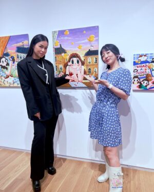Shennio Lin Instagram - 「韓國色彩K•Color — 韓國新銳藝術家聯展」
藝術交流無國界，藝術家的創作可以往更多世界各地延伸，在今天來到台北的— 寶吉祥藝術中心。

總裁對於藝術收藏很有深度，更廣推藝術要有更多層面，從一樓藏品中展現藝術家創作心境一路往上走到二樓，從心境走入像日常生活的平易近人，與韓國女性藝術家 @parkninaa  @lee_toll  @yuja_602 帶來許多生活與藝術作品的火花，就是當你看到展覽上的藝術畫時會浮現出：「她畫的就是在說我的心境！」「我當時就是這樣的感覺！」

這次藝術聯展從6月22日一路到7月20日，這次還有三位新銳又平易近人的藝術家來到現場，還一睹她們現場的藝術天份，真的很榮幸可以親臨現場與 @somiisung @weitingsu_0321 @imuj1216 一起參與這場藝術饗宴🫶🏻

@ailegallery_official 
.
.
.
.
.
.
.
#寶吉祥藝術中心 #韓國新銳藝術家聯展
#韓國國際藝術聯展 #Kcolor 
#KangSujung #NinaPark #Yuja 
#RyuJoohyun #LeeToll #artexhibition