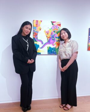Shennio Lin Instagram - 「韓國色彩K•Color — 韓國新銳藝術家聯展」
藝術交流無國界，藝術家的創作可以往更多世界各地延伸，在今天來到台北的— 寶吉祥藝術中心。

總裁對於藝術收藏很有深度，更廣推藝術要有更多層面，從一樓藏品中展現藝術家創作心境一路往上走到二樓，從心境走入像日常生活的平易近人，與韓國女性藝術家 @parkninaa  @lee_toll  @yuja_602 帶來許多生活與藝術作品的火花，就是當你看到展覽上的藝術畫時會浮現出：「她畫的就是在說我的心境！」「我當時就是這樣的感覺！」

這次藝術聯展從6月22日一路到7月20日，這次還有三位新銳又平易近人的藝術家來到現場，還一睹她們現場的藝術天份，真的很榮幸可以親臨現場與 @somiisung @weitingsu_0321 @imuj1216 一起參與這場藝術饗宴🫶🏻

@ailegallery_official 
.
.
.
.
.
.
.
#寶吉祥藝術中心 #韓國新銳藝術家聯展
#韓國國際藝術聯展 #Kcolor 
#KangSujung #NinaPark #Yuja 
#RyuJoohyun #LeeToll #artexhibition
