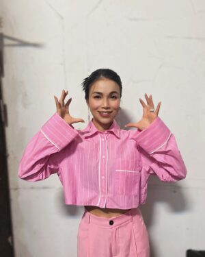 Shennio Lin Instagram - 難得穿粉色
不可能說我又偷穿室友的衣服吧

藍色狂想圓滿，唱了許多首新歌
「他不懂」「training season」「2002」
「妹式情歌」「幸福太短」「你不是說」
也任性的說有些歌要點歌才有
像是「道聽塗說」「等一個人」
很明顯的暗示你們都get到了

還在台上秀已經被脂肪包圍的肉肉手
還好有兩位厲害新朋友撐腰🫶🏻
好像有驚艷到大家
其實都是努力得來的💪💪💪

@bluefantasy1990 

#健身女孩 #儀式感生活 
#我真的沒偷穿室友的衣服
