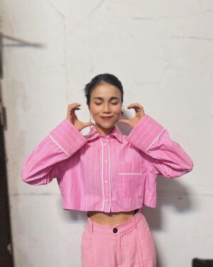 Shennio Lin Instagram - 難得穿粉色
不可能說我又偷穿室友的衣服吧

藍色狂想圓滿，唱了許多首新歌
「他不懂」「training season」「2002」
「妹式情歌」「幸福太短」「你不是說」
也任性的說有些歌要點歌才有
像是「道聽塗說」「等一個人」
很明顯的暗示你們都get到了

還在台上秀已經被脂肪包圍的肉肉手
還好有兩位厲害新朋友撐腰🫶🏻
好像有驚艷到大家
其實都是努力得來的💪💪💪

@bluefantasy1990 

#健身女孩 #儀式感生活 
#我真的沒偷穿室友的衣服