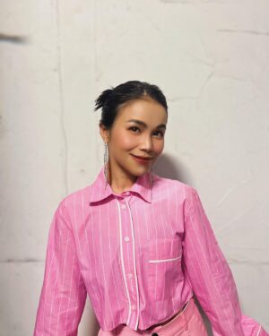 Shennio Lin Instagram - 難得穿粉色
不可能說我又偷穿室友的衣服吧

藍色狂想圓滿，唱了許多首新歌
「他不懂」「training season」「2002」
「妹式情歌」「幸福太短」「你不是說」
也任性的說有些歌要點歌才有
像是「道聽塗說」「等一個人」
很明顯的暗示你們都get到了

還在台上秀已經被脂肪包圍的肉肉手
還好有兩位厲害新朋友撐腰🫶🏻
好像有驚艷到大家
其實都是努力得來的💪💪💪

@bluefantasy1990 

#健身女孩 #儀式感生活 
#我真的沒偷穿室友的衣服
