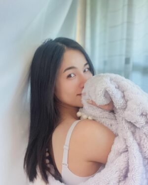 Shennio Lin Instagram - 《日安》
女生很在乎早上睡醒時
身體是否依然在放鬆的狀態

今年喜愛-黃、紫
忘記有穿24HRS無感支撐內衣-春日粉紫
舒適度柔軟輕盈🔝

@fashionforyes_ 
@24hrs_underwear 
.
.
.
.
.
.
.
#舒適與支撐完美結合
#無感提拉神器
#justwear24hrs
