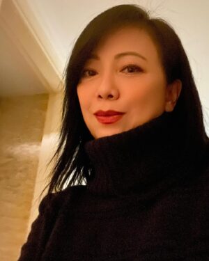 Sheren Tang Instagram - 人生真的有很多不同階段，曾經很自卑、也試過自傲，當然會自戀、幸好常自省；如今很自在，也就最自然。今晚忽然想做回那個感覺行先的我，半夜三更玩自拍😎
#憑feel做戲多正但不能憑feel做人
#偶爾做吓曾經的那個自己
#裏面有很多個我偶爾出來say個hi