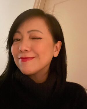 Sheren Tang Instagram - 人生真的有很多不同階段，曾經很自卑、也試過自傲，當然會自戀、幸好常自省；如今很自在，也就最自然。今晚忽然想做回那個感覺行先的我，半夜三更玩自拍😎
#憑feel做戲多正但不能憑feel做人
#偶爾做吓曾經的那個自己
#裏面有很多個我偶爾出來say個hi