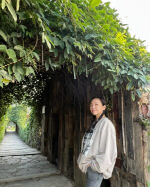 Sheren Tang Instagram - 今天這個孖辮妹造型，被貴州荔波女子的民族服裝引發，看見她們無論任何年紀都穿著色彩繽紛的短裙，非常有特色，也根本不存在什麼年齡焦慮身材管理，多自由多自在！所以回到房間，忽然就紥起孖辮來，非常即興卻很快樂🥳；其實何須在乎別人怎樣想，我的美我自己來定義😎重點是要多做讓自己身心愉悅的事情✌🏼，女生們共勉❤️你們知道我在說那一種民族服裝嗎？
#扎孖辮時隨即想起許冠傑的歌十個女仔😆#
#讓自己快樂很重要#
#我不快樂又怎能令身邊的人高興呢#
