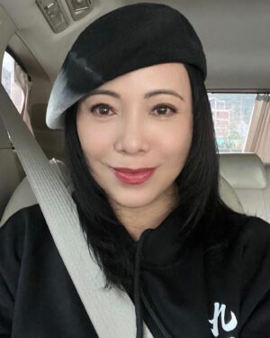 Sheren Tang Instagram - 終於還是被一個有意思的劇本吸引我回到演員崗位，既期待又興奮！祝願創作和演出過程中能過足戲癮，同時認識到一班新朋友，拍好戲也過好生活，更感恩在天氣最佳的季節拍劇，全是恩典🙏🏼
#九義人開機大吉🧧#還是趕上了秋天的尾巴多幸福🥰