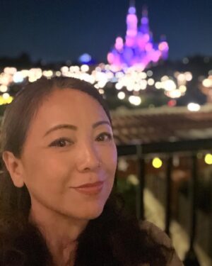 Sheren Tang Instagram - 想也沒想過去上海幾天，居然會來了這裡，去了一個除了我叔叔就一個人都不認識的生日會，挺有趣的😜有時人生也一樣，一直計劃想做的最後不一定會做，想都沒想過的卻竟然做了。我是個感受型的人，沒有預期的東西，當下也會盡情去體會，因為是演員，會珍惜每種不同的滋味，無論甜酸苦辣都是一種體驗，可能會有意外驚喜或驚嚇，但都能讓我領悟更多，這就很好了👍🏼所以時常會感恩上天賜予的喜出望外。
#不要把自己太設限於一個框框里
#認出我開心認不出我更開心