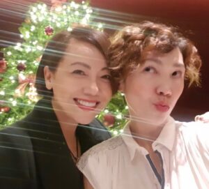 Sheren Tang Instagram - ❤️親愛的Kit @hellokitchan 生日快樂🎂在今天這個特別的日子要送你最衷心的祝福🙏🏼活到這人生階段，應該什麼都由自己來定義了😎請繼續做高興的事，想怎樣過就怎樣過，一直唱喜愛的歌，同時拍‘很愛‘的拖🥰我們的身體即使一年一年老去，但心靈和心境卻可以越來越像孩子；祝你繼續健康、美麗、簡單、純粹、喜樂和平安！祈求以上的祝福都能在主的旨意裏成就🙏🏼還有就是，無論你多大，也永遠都是小過我的妹妹呢🤨愛你🤟🏼
#50歲會開始會變回15歲的
#雖然有皺紋但真自由真喜樂真無懼
#單獨時各自幸福合體秒變小朋友
#Kit和我的距離又拉近了一步😜
#💋💋💋💋💋💋💋💋💋