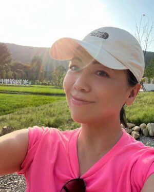 Sheren Tang Instagram - 從很久以前開始，旅途中就常做親朋好友的攝影師，因替他們拍的照都比較有畫面感，也畧懂捕捉整體美感，通常把人也拍得挺美的；但反過來朋友替我拍的照，取景角度都很一般，大多難看（可能也是自己條件不足😅）所以我已經不喜歡拍照很久了，有時寧願自拍一下，以作留念。
#幸好出太陽才不至於日夜都宅在民宿𥚃
#戶外曬太陽已成了我的幸福日常
#不要讓自己給憂悶的心晴籠罩🙅🏻‍♀️