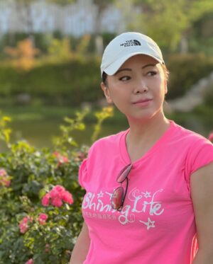 Sheren Tang Instagram - 從很久以前開始，旅途中就常做親朋好友的攝影師，因替他們拍的照都比較有畫面感，也畧懂捕捉整體美感，通常把人也拍得挺美的；但反過來朋友替我拍的照，取景角度都很一般，大多難看（可能也是自己條件不足😅）所以我已經不喜歡拍照很久了，有時寧願自拍一下，以作留念。
#幸好出太陽才不至於日夜都宅在民宿𥚃
#戶外曬太陽已成了我的幸福日常
#不要讓自己給憂悶的心晴籠罩🙅🏻‍♀️
