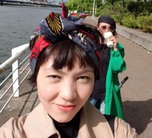 Sheren Tang Instagram - ❤️親愛的Kit @hellokitchan 生日快樂🎂在今天這個特別的日子要送你最衷心的祝福🙏🏼活到這人生階段，應該什麼都由自己來定義了😎請繼續做高興的事，想怎樣過就怎樣過，一直唱喜愛的歌，同時拍‘很愛‘的拖🥰我們的身體即使一年一年老去，但心靈和心境卻可以越來越像孩子；祝你繼續健康、美麗、簡單、純粹、喜樂和平安！祈求以上的祝福都能在主的旨意裏成就🙏🏼還有就是，無論你多大，也永遠都是小過我的妹妹呢🤨愛你🤟🏼
#50歲會開始會變回15歲的
#雖然有皺紋但真自由真喜樂真無懼
#單獨時各自幸福合體秒變小朋友
#Kit和我的距離又拉近了一步😜
#💋💋💋💋💋💋💋💋💋