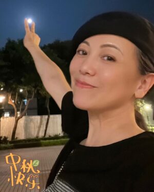 Sheren Tang Instagram - 一直覺得中秋節很浪漫，因為無論你我身在何方，只要看著同一個月亮，就無法阻隔彼此的思念，這也就是我心中的人月兩團圓🥰。祝大家中秋節～賞月和追月都滿有喜樂😄