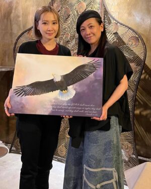 Sheren Tang Instagram - 關心姸是我今次回來見得最多的圈中朋友 主內姊妹，沒想到從沒在工作上合作過的兩個人，因為信主的緣故，越結連越親密🥰由六月份開始，剛好趕上了她的20周年演唱會，還有我們期待已久的實體祈禱會、接著她生日、藝人之家分享會、還有剛過的門旅重聚日，全都跟她在一起。感恩遇到她能在主裏相知相交，互相勉勵一起禱告，遇到挫敗也一起成長。非常欣賞Jade所擺上的，對信仰身體力行，願主繼續祝福她的未來，入行20年就繼續如鷹展翅上騰，期待她更豐盛的下個20年，一直發熱發光❤️愛你姊妹🥰
#「但那等候耶和華的必重新得力。 他們必如鷹展翅上騰； 他們奔跑卻不困倦， 行走卻不疲乏。」以賽亞書‬ ‭40:31‬ 
#她說十歲女就好鍾意睇「又是冤家又聚頭」是她當時的一種心靈和移民陪伴