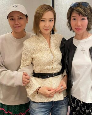 Sheren Tang Instagram - 關心姸是我今次回來見得最多的圈中朋友 主內姊妹，沒想到從沒在工作上合作過的兩個人，因為信主的緣故，越結連越親密🥰由六月份開始，剛好趕上了她的20周年演唱會，還有我們期待已久的實體祈禱會、接著她生日、藝人之家分享會、還有剛過的門旅重聚日，全都跟她在一起。感恩遇到她能在主裏相知相交，互相勉勵一起禱告，遇到挫敗也一起成長。非常欣賞Jade所擺上的，對信仰身體力行，願主繼續祝福她的未來，入行20年就繼續如鷹展翅上騰，期待她更豐盛的下個20年，一直發熱發光❤️愛你姊妹🥰
#「但那等候耶和華的必重新得力。 他們必如鷹展翅上騰； 他們奔跑卻不困倦， 行走卻不疲乏。」以賽亞書‬ ‭40:31‬ 
#她說十歲女就好鍾意睇「又是冤家又聚頭」是她當時的一種心靈和移民陪伴
