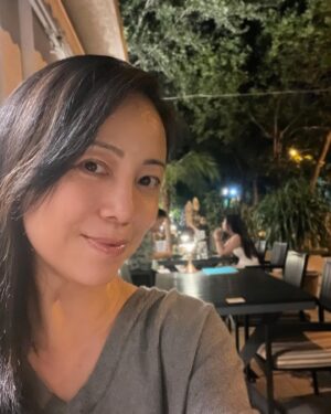 Sheren Tang Instagram - 昨天天清氣朗最適合去戶外餐廳，適逢是內地六一兒童節，顺便替自己慶祝一下😝。從小就是個懂事的小大人，打理家務照顧祖父母，小時候應該沒慶祝過兒童節，也沒有什麼兒童的玩具和愛好，人家玩煮飯仔我是真煮飯😂，所以長大了一有機會就寵愛自己做個小孩子，彌補內心的那個曾被忽略小孩❤️
#永遠保留一點童真最開心
#這間北京三里屯的希臘餐廳好坐也好吃
#慶祝兒童節不是看年紀是看心態 心情