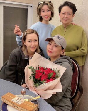 Sheren Tang Instagram - 今天心裏一直在感動，整天都有種感恩到想哭的感動，因為我的心越來越輕省和純粹，知道未來的日子應該做什麼，怎樣活；可能外表的確在自然地老去，但並不妨礙我越活越像個小孩，感恩主的恩典和帶領。今個生日身心靈都很飽足 ，過得有意思，有動力，又有愛 。下午團契和祈禱，到晚上豐富的盛宴，真的又飽又滿足。感謝屬靈媽媽Dorothy長期以來在信仰上的教導與關愛，兩位主內姊妹的相知相交，尤其我之前長時間不在香港，幸得她們從不撇下我，常常禱告記念我，讓我不會感孤單。基督信仰～不是抽象得只在聖經的文字裏，只在祈禱的空氣中，主是會派人出手很實在的與我一起同行✌🏼
💕Happy birthday to me！多謝主祢創造我，媽媽把我生下來，才有今天的我❤️
#年長那位並非我媽媽是我基督信仰上的導師