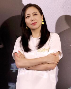 Sheren Tang Instagram - 自從拍過劇集「師奶兵團」之後，非常能感受到和社會群眾共鳴的重要；當年劇集不但拿了最高收視，受大眾喜愛，也讓我更明白回饋社會的意思和作用。賦予「社會意義」的影視作品很難得，值得支持💪🏼等了十多年終於再遇上這電影～孤注一擲。相信沒有一個父母想看見自己的孩子遇上詐騙，愛上賭博，被洗腦變得瘋狂和人性泯滅😭沒有孩子的我，拍攝期間完全能感受那份切膚之痛，「孩子犯錯，一家賠上。」
#物質和供書教學不及父母貼心的愛與陪伴
#孩子經歷了什麼父母知道嗎？
#千萬不要去到無法挽救的時候才醒覺