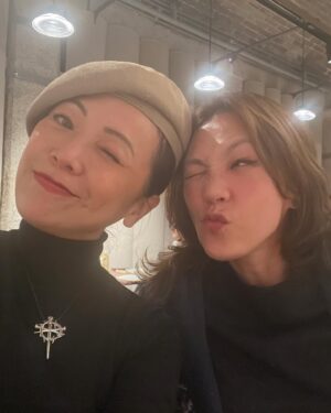 Sheren Tang Instagram - 這個星期都很熱鬧，看見愛我的你們送上各種為我慶生的心意，真的感到無比幸福❤️我會一一看完的。今日一整天都會跟主內姐妹們相交，工作、團契和晚飯，我向來不是一個喜歡大肆慶祝的人，感恩生命來到今天仍然非常豐盛，常常喜樂很少憂愁，有主愛、有親人朋友的愛，有粉絲愛、我也勇於去付出愛；最希望未來的人生過得更有意義。從「自我」學習少些我我我，盡力減少慾望，減少浪費地球資源，做多些對人有益的事。人生階段不同對工作的看法和要求自然不一樣，懂得愛是什麼，懂得愛惜自己，擇偶才會寧缺毋濫，拍戲同樣。非常感動很多粉絲都祝福我繼續過自己喜歡的生活；你們會做更好的自己，我也一樣✌🏼
相信只要我繼續做演員一定再有天作之合的，演戲才能是上天賜予，祂也會為我安排怎樣用最好。如今的人生階段不想只為賺錢或自我成就，更想做出多些美好的事與大家共享。我要開始去忙了，你們繼續happy！
#今天未拍照只能送上Kit與我提早慶生的照片😜
#愛你們😘😘😘♥️♥️♥️