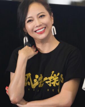 Sheren Tang Instagram - 自從拍過劇集「師奶兵團」之後，非常能感受到和社會群眾共鳴的重要；當年劇集不但拿了最高收視，受大眾喜愛，也讓我更明白回饋社會的意思和作用。賦予「社會意義」的影視作品很難得，值得支持💪🏼等了十多年終於再遇上這電影～孤注一擲。相信沒有一個父母想看見自己的孩子遇上詐騙，愛上賭博，被洗腦變得瘋狂和人性泯滅😭沒有孩子的我，拍攝期間完全能感受那份切膚之痛，「孩子犯錯，一家賠上。」
#物質和供書教學不及父母貼心的愛與陪伴
#孩子經歷了什麼父母知道嗎？
#千萬不要去到無法挽救的時候才醒覺