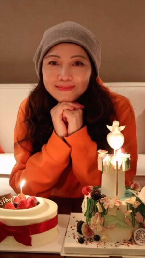 Sheren Tang Instagram - 第四天排戲（鱷魚），剛好遇上是我的生日，從未試過在排話劇的日子中慶生，很特別👍🏼我應該還是很熱愛演戲的，雖然這些年作品不多，但並沒有減少我對喜愛的角色投入的程度，實在太幸福了🥰。今天去排戲，連妝都沒有化，因為排練和成為瘦馬這個角色已經是我最大的滿足和樂趣，美不美都在心裡，足矣！常言道～知足常樂，所以非常感恩，謝謝所有愛我的你們，今年的生日過得超級快樂。今早還發訊息跟媽媽說了：「謝謝你38年前這麼辛苦的把我生下來。」忽然發現我為什麼會寫了38年😆，哈哈！原來年紀真是會被忘記的，只要心境活得年輕，真不用怕一年一年的過去，最緊要...活得精彩無憾。我們一起越活越年青，耶✌🏼
#衷心感谢每一位今天送上祝福的你们❤️