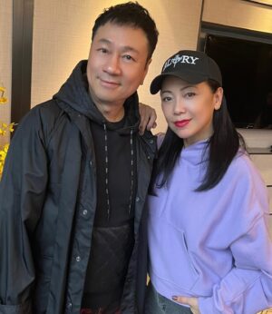 Sheren Tang Instagram - 「久別重逢，難得相聚。」還記得巾幗梟雄和義海豪情開拍之前，我常常會在TVB製作部七樓看見他們諗爆腦在度橋～以有限時間不分日夜趕出個最好的劇本，這些畫面非常深刻，也讓我更能體諒和加強這份團隊精神。一劇之本，沒有好劇本就沒有後來的好成績；真不捨得添哥退休因他就是大家的定海神針，有經驗有擔當有魄力有熱情👍🏼昨天飲茶時也自然就聊起一些共同經歷，喜歡聽他們講戲談見識和歷史，真有幸合作了兩套好戲。雖然添哥退休了，但聽得出他仍然對電視行業有心又有情。義海豪情已經是12年前的，作品仍會被談論至今全賴他們對戲劇的理解和那份人民精神，有些戲拍完就只是過眼雲煙，自己都會忘記演過什麼，但四奶奶與九姑娘的某些特質已成為我本人的一部份，也是我畢生難以忘懷的好角色。這兩部天作之合，是送給我人生的兩份大禮，所以非常感激。祝願兩位前輩～監制李添勝，編劇張華標繼續健康、平安、無論工作享樂都龍精虎猛，事事順心。
#再等下一次的天作之合
#劇集會拍完但情誼卻永在
#今日立春祝福香港全新出發有一片新景象🙏🏼