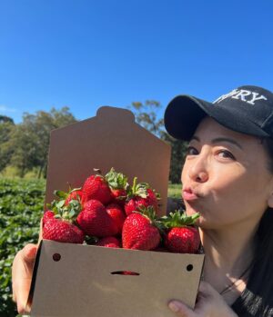 Sheren Tang Instagram - 原來士多啤梨（草莓）真是要自己親手摘，即場吃才是最鮮甜的😋這種不勞而獲很快樂🥰
#原來摘士多啤梨是會停不了手的
#吃過這種親手摘的鮮甜以後吃🍓就更挑剔
#今日又有陽光又有風超正😎