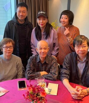Sheren Tang Instagram - 「久別重逢，難得相聚。」還記得巾幗梟雄和義海豪情開拍之前，我常常會在TVB製作部七樓看見他們諗爆腦在度橋～以有限時間不分日夜趕出個最好的劇本，這些畫面非常深刻，也讓我更能體諒和加強這份團隊精神。一劇之本，沒有好劇本就沒有後來的好成績；真不捨得添哥退休因他就是大家的定海神針，有經驗有擔當有魄力有熱情👍🏼昨天飲茶時也自然就聊起一些共同經歷，喜歡聽他們講戲談見識和歷史，真有幸合作了兩套好戲。雖然添哥退休了，但聽得出他仍然對電視行業有心又有情。義海豪情已經是12年前的，作品仍會被談論至今全賴他們對戲劇的理解和那份人民精神，有些戲拍完就只是過眼雲煙，自己都會忘記演過什麼，但四奶奶與九姑娘的某些特質已成為我本人的一部份，也是我畢生難以忘懷的好角色。這兩部天作之合，是送給我人生的兩份大禮，所以非常感激。祝願兩位前輩～監制李添勝，編劇張華標繼續健康、平安、無論工作享樂都龍精虎猛，事事順心。
#再等下一次的天作之合
#劇集會拍完但情誼卻永在
#今日立春祝福香港全新出發有一片新景象🙏🏼