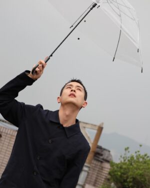 Shih Chih Tian Instagram - 下大雨，為了收音品質，劇組現場等了一個多小時。「會停嗎？會停吧！真的嗎？可以的！」坐在椅子上，呆望梳化間外的積水，突然驚覺人生就是一邊質疑，又一邊說服自己。幾天前，在健身房走跑步機時，也發現隔壁壯漢的電視正播放櫻桃小丸子。想必都是這樣，走呀走，邊界便漸漸模糊，視野也漸漸寬廣。我打開了淚之女王，會是好結局吧？會吧會吧。

@apc_paris @tun_grp 
 #tun_grp #apctaipei