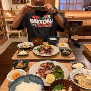 Shiho Watanabe Instagram - いつか訪れてみたいな〜と思っていた @onpoint_madarao 本当に素敵なお宿でした！ご夫婦で経営されているリノベーション・ペンション。 @kaorisereni ちゃんお手製のディナーやサワードウ・ブレッドに梅酒、どれも絶品だった🤤とてもリラックスした雰囲気で都内からちょっと足を延ばすにはピッタリだと思います🏔🐕もちろん赤ちゃん連れの方にもおすすめ🍼てかコロナが落ち着いたら息子も一緒に色んなところに旅行したいな〜。本人の記憶には全く残らないだろうけどさ。