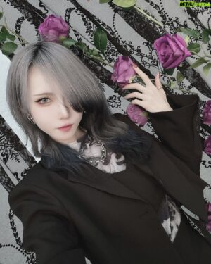 Shiki Aoki Instagram - #cg_unittour のパンフ撮影
ダークイルミネイトは大阪公演に出演させていただきます！
4年ぶりの大阪？
ダークイルミネイトとしての初舞台も大阪だったので、DIは大阪にご縁があるようですね…！🤤🙏