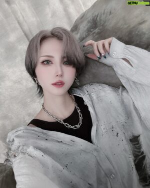 Shiki Aoki Instagram - シンデレラ9thのパンフ撮影
今までと雰囲気が違って、みんな同じテイストの衣装に汚しメイクだったり汚しメイクじゃなかったり(僕はケツがあって汚し落とすほど時間なかったので汚しなし😗)
どんなライブになるか楽しみだね〜！

そして最近全く自撮りというものをしていないので、たまには写真も撮ろうと思いました

#派手髪 #アイドルマスターシンデレラガールズ