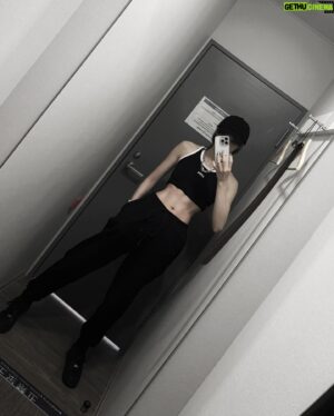 Shiki Aoki Instagram - 最近の筋肉記録😗
トレーニング開始から11ヶ月経ちました！
まだ筋トレ一年生のひよっ子ですが、貧弱なりにマイペースで重量を増やし、食トレをして筋トレ生活楽しんでます☺️
トレーニング始めて1周年記念を迎えたら、なんか記念日飯を食べようと計画中
新大久保食べ歩きかな〜〜〜〜〜
オススメの都内近郊グルメあったら教えてください！

#筋トレ 
#腹筋 
#腹筋割りたい 
#派手髪 #androgynous #アンドロジナス
